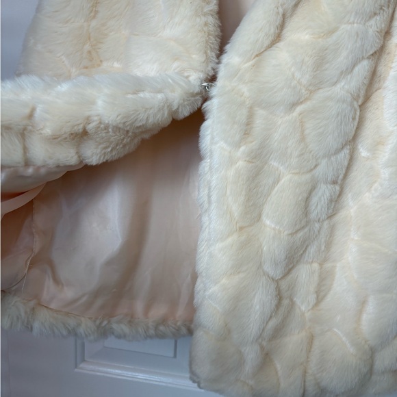 Super soft luxurious Faux Fur vest in French Vanilla size M - Picture 8 of 10